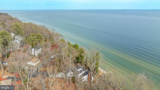 Exterior, Lake