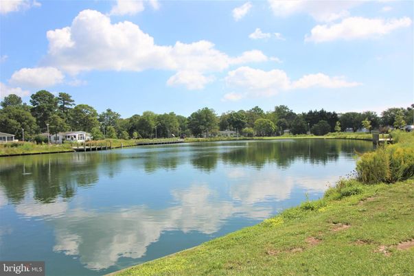 Exterior, Lake