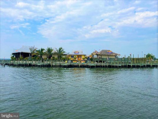 Exterior, Lake