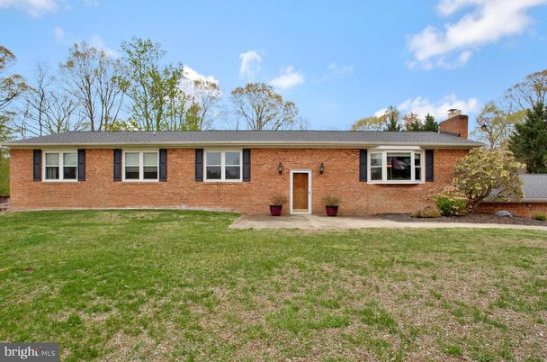 Exterior, Facade, Brick Facade, Ranch