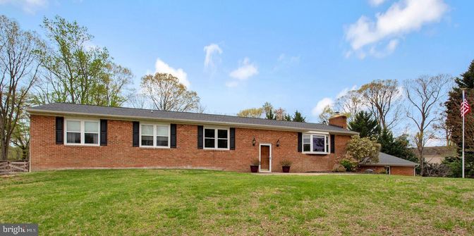Exterior, Facade, Brick Facade, Cape Cod