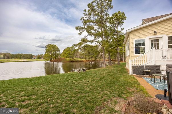 Exterior, Lake