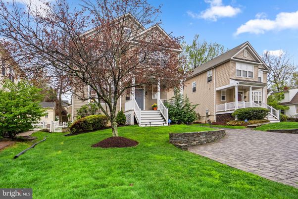 Backyard, Exterior, Facade, Queen Anne Victorian