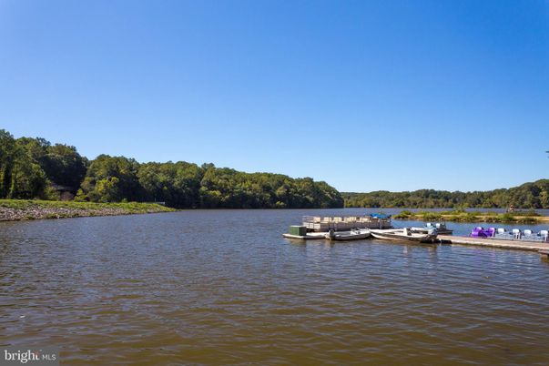 Exterior, Lake
