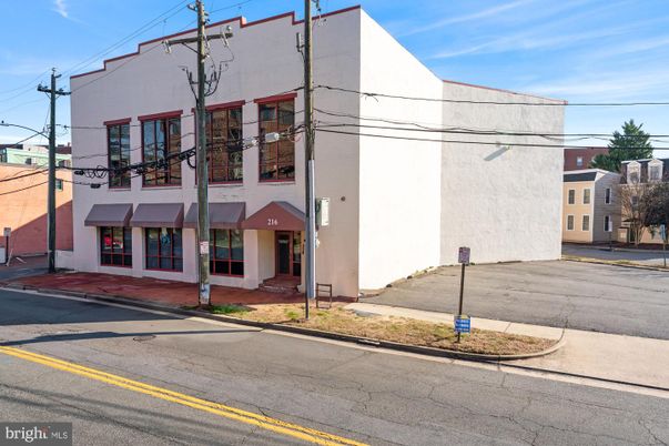 Exterior, Facade, Modern
