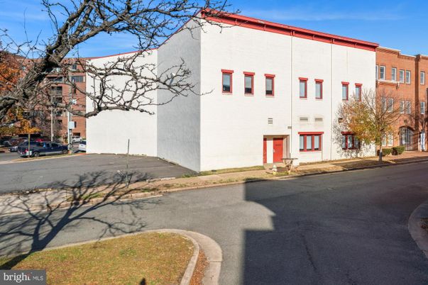 Exterior, Facade, Rowhouse