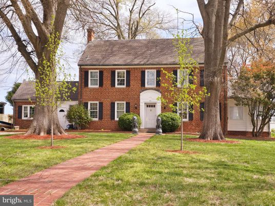 Exterior, Facade, Brick Facade, Georgian