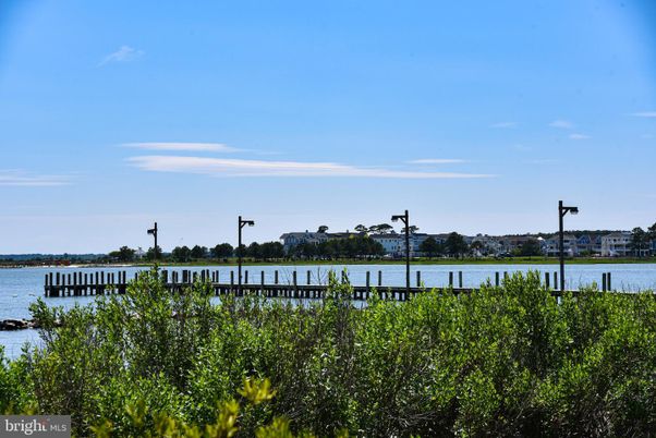 Exterior, Lake