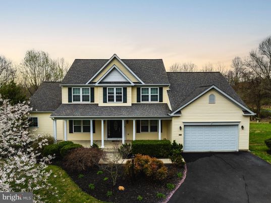 Attached, Exterior, Facade, Farmhouse