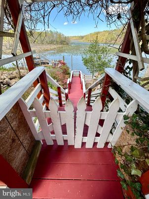 Exterior, Lake