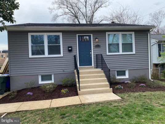 Exterior, Facade, Raised Ranch