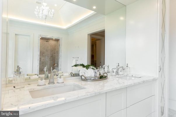 Bathroom, Dual Sink Vanities, Interior, Recessed Lighting