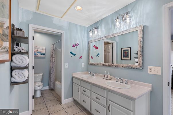 Bathroom, Dual Sink Vanities, Interior, Recessed Lighting