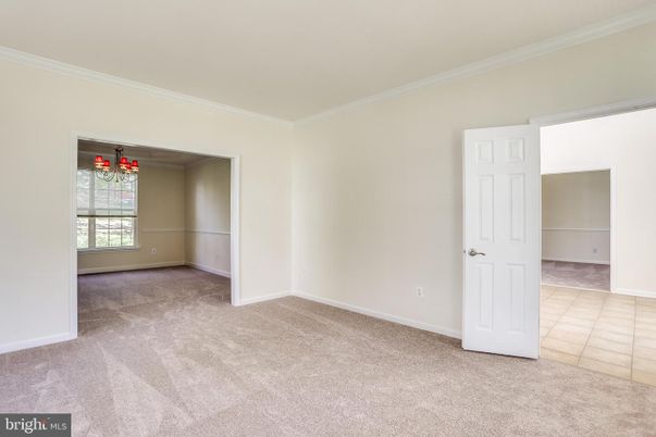 Empty room, Interior