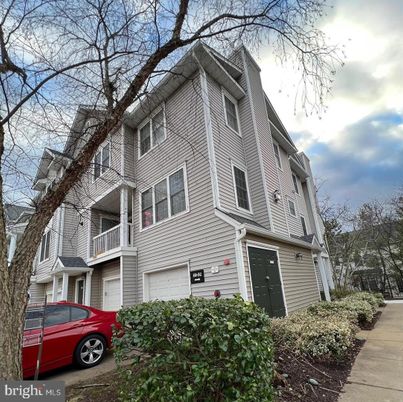 Attached, Exterior, Facade, Rowhouse