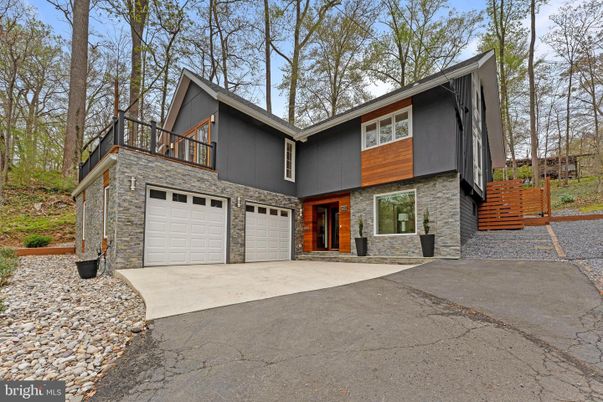 Attached, Exterior, Facade, Split Level