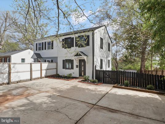 Exterior, Facade, Rowhouse