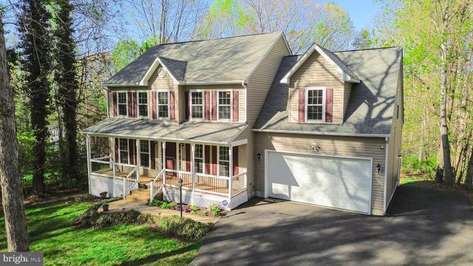 Attached, Exterior, Facade, Farmhouse