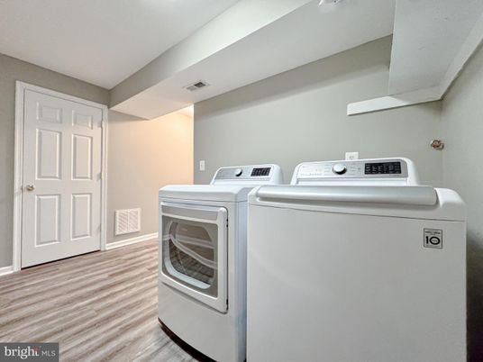 Interior, Washer, Wood Texture Flooring