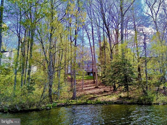 Exterior, Lake