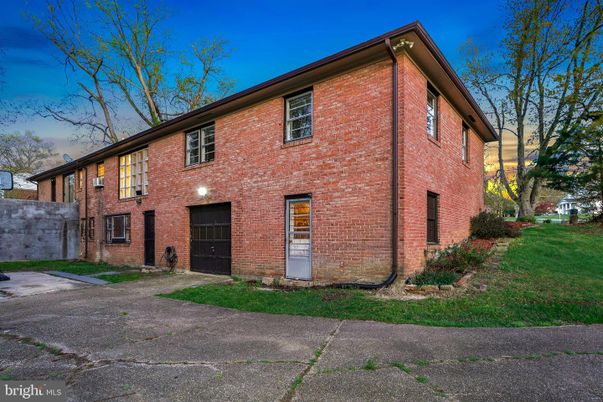 Attached, Exterior, Facade, Brick Facade, Georgian