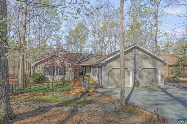 Attached, Exterior, Facade, Ranch