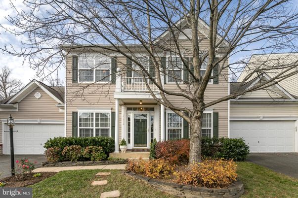 Attached, Exterior, Facade, Cape Cod