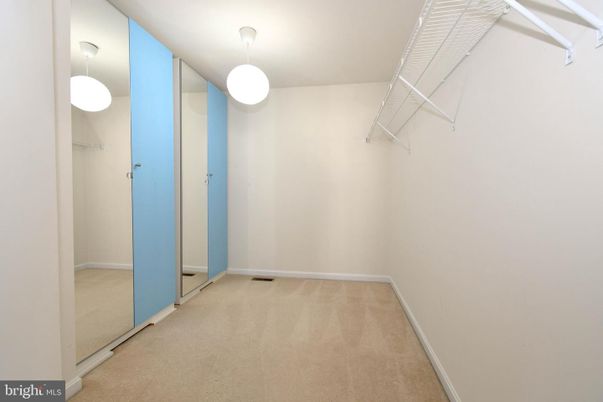 Empty room, Interior, Pendant Lights, Walk-in Closets