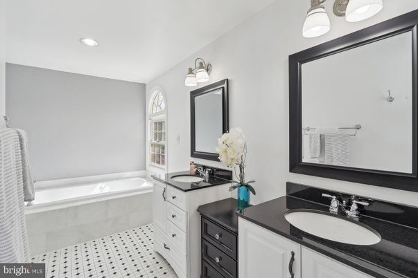 Bathroom, Dual Sink Vanities, Interior, Recessed Lighting