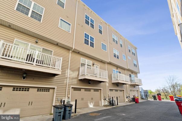 Attached, Exterior, Facade, Rowhouse