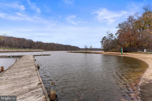 Exterior, Lake