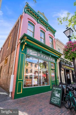 Exterior, Facade, Rowhouse