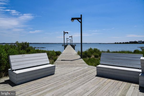 Exterior, Lake