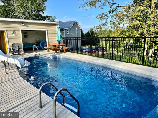 Exterior, Pool