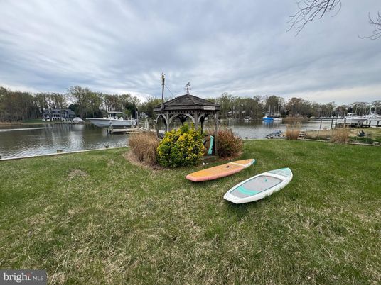 Exterior, Lake