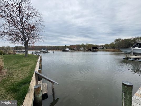 Exterior, Lake