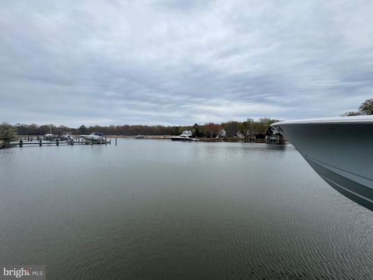 Exterior, Lake