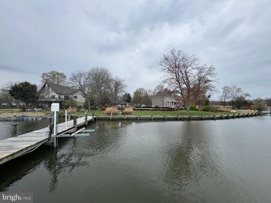 Exterior, Lake