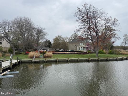 Exterior, Lake