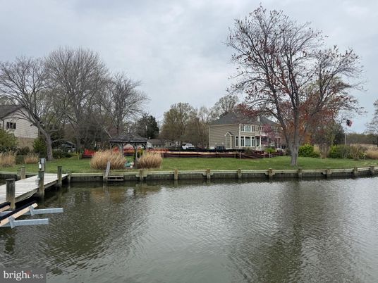 Exterior, Lake