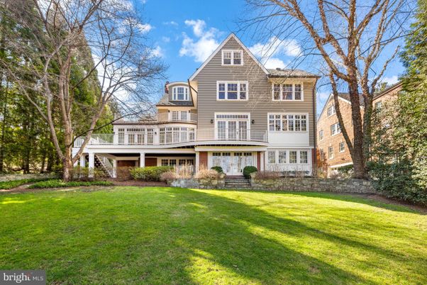Backyard, Exterior, Facade, Queen Anne Victorian