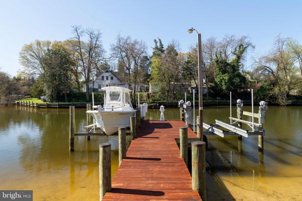 Exterior, Lake