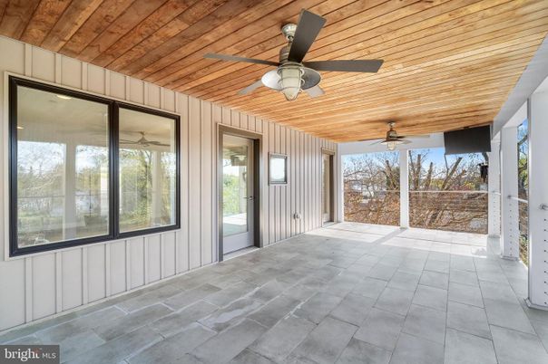 Empty room, Interior, Sun Room, Wooden Ceilings