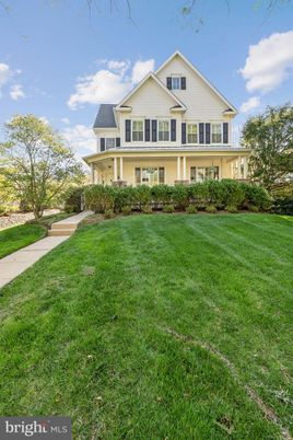 Attached, Exterior, Facade, Farmhouse