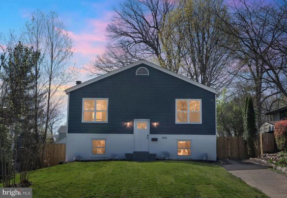 Exterior, Facade, Raised Ranch