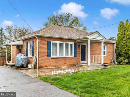 Exterior, Facade, Brick Facade, Cape Cod