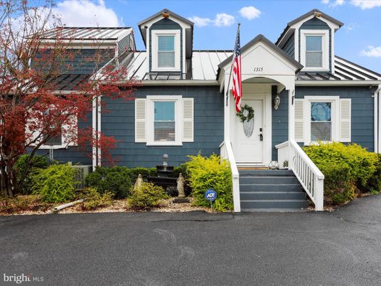 Exterior, Facade, Queen Anne Victorian