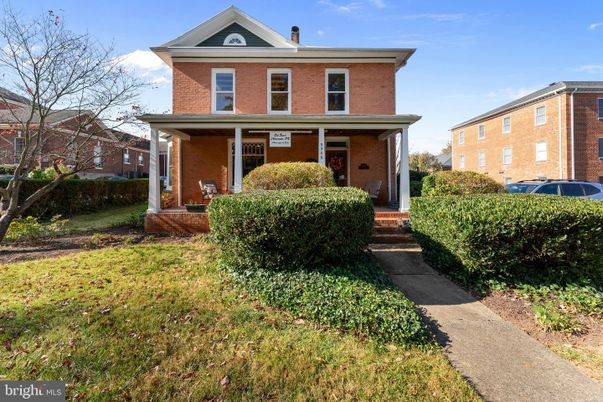 Exterior, Facade, Brick Facade, American Foursquare