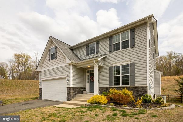 Attached, Exterior, Facade, Farmhouse