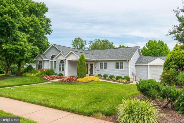 Backyard, Exterior, Facade, Ranch